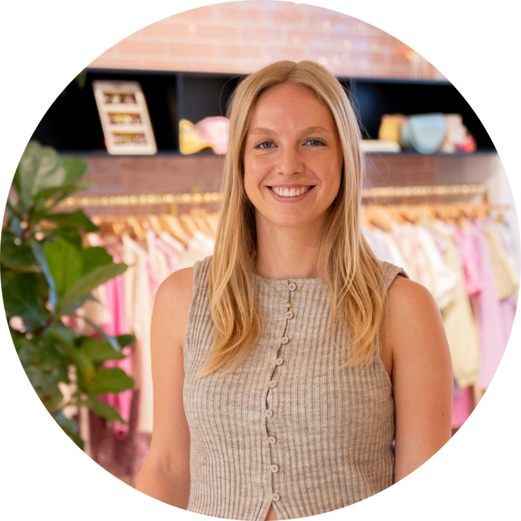 Inouk Hellings, Recruitment Marketeer, lachende portretfoto in de showroom