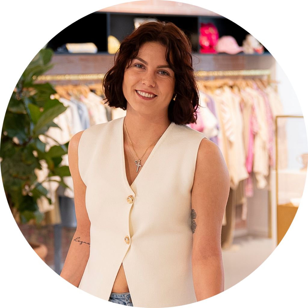 Zoë Rebsch, Content Marketeer, lachende portretfoto in de showroom
