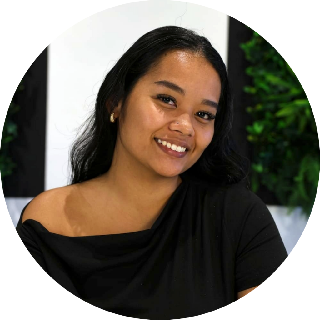 Vanity Soetowikromo, Customer Care Medewerker, lachende portretfoto in de showroom
