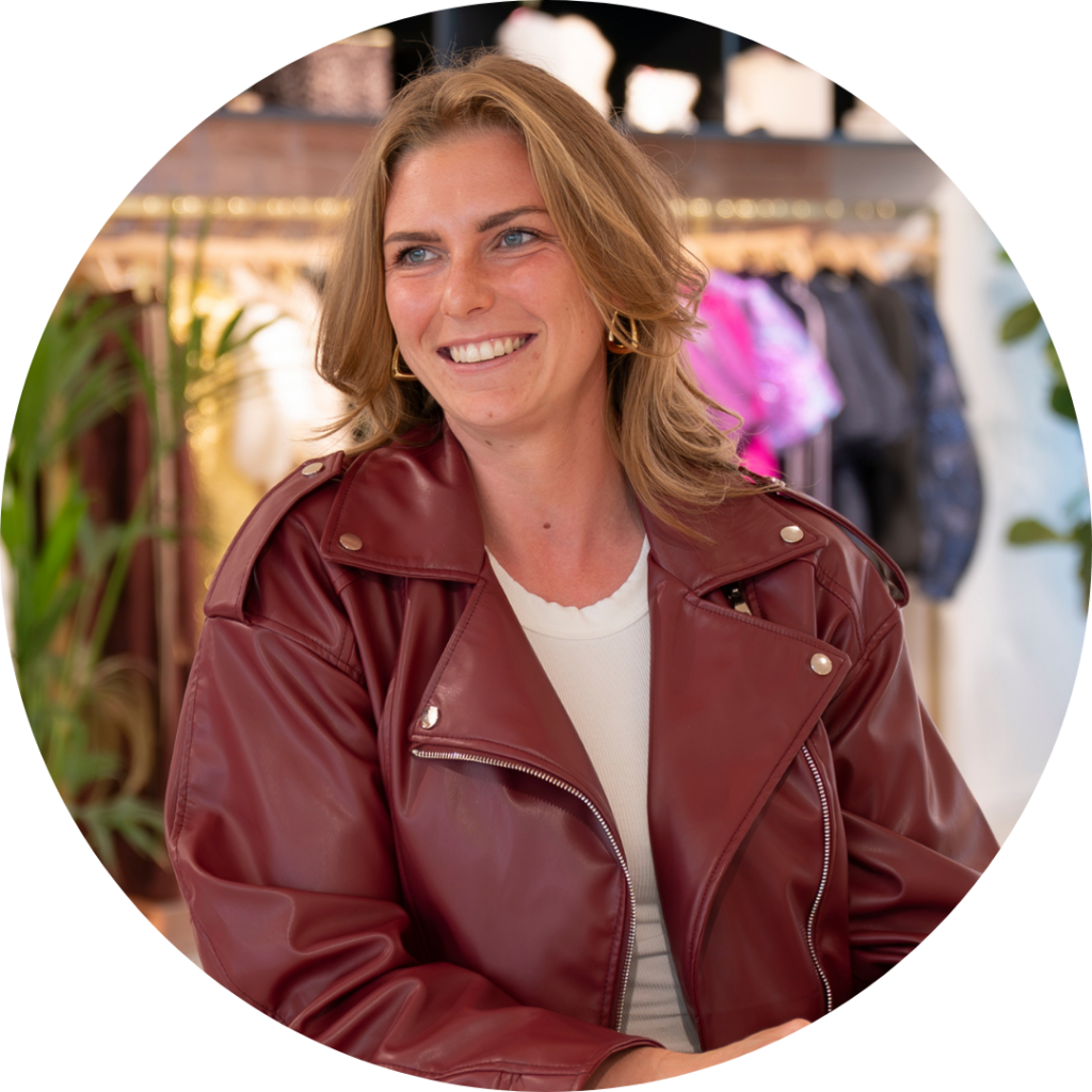 Celine Eberstadt van der Velden, Front Office Medewerker, lachende portretfoto in de showroom