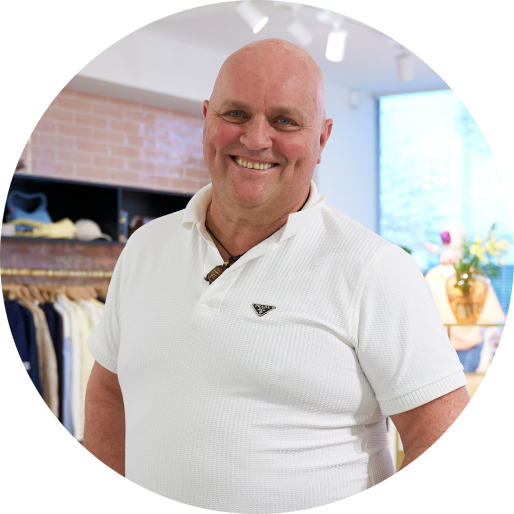 Claus van Cruijsen, Conciërge, lachende portretfoto in de showroom