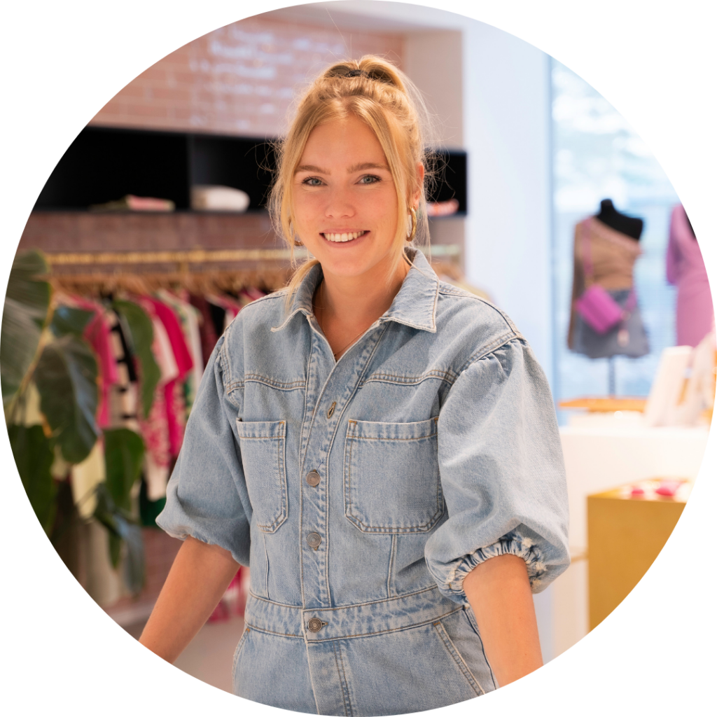 Pleuni Cuppen, Community & Campaign Coördinator, lachende portretfoto in de showroom
