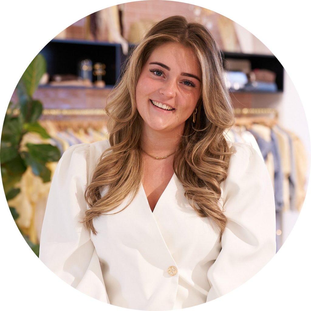 Nenah Boom, Front Office Medewerker, lachende portretfoto in de showroom