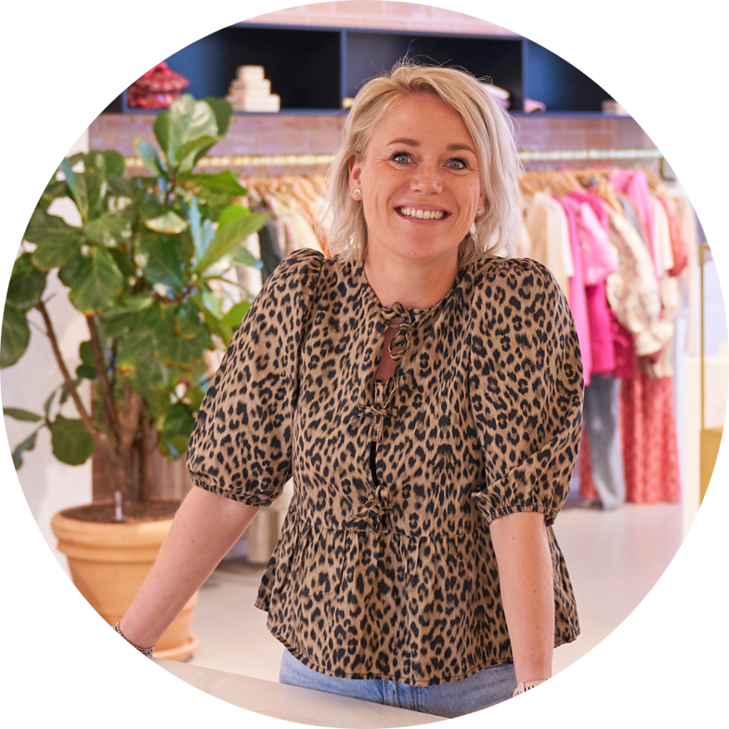 Nikki van der Pol, Recruitment Coördinator, lachende portretfoto in de showroom