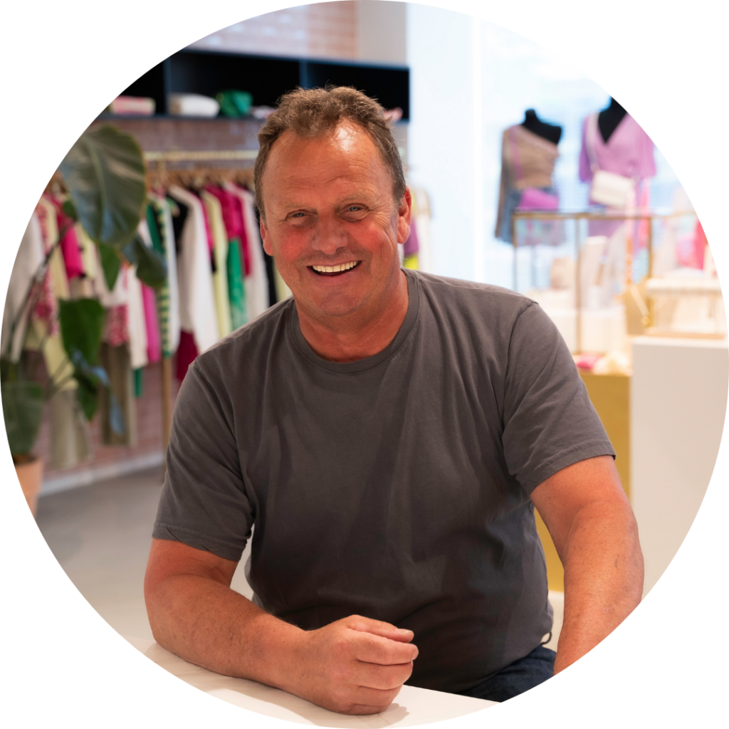 Twan Konings, Conciërge, lachende portretfoto in de showroom