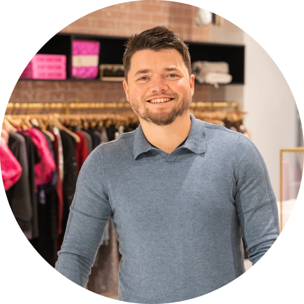 Rick Geurtjens, Teamleider, lachende portretfoto in de showroom