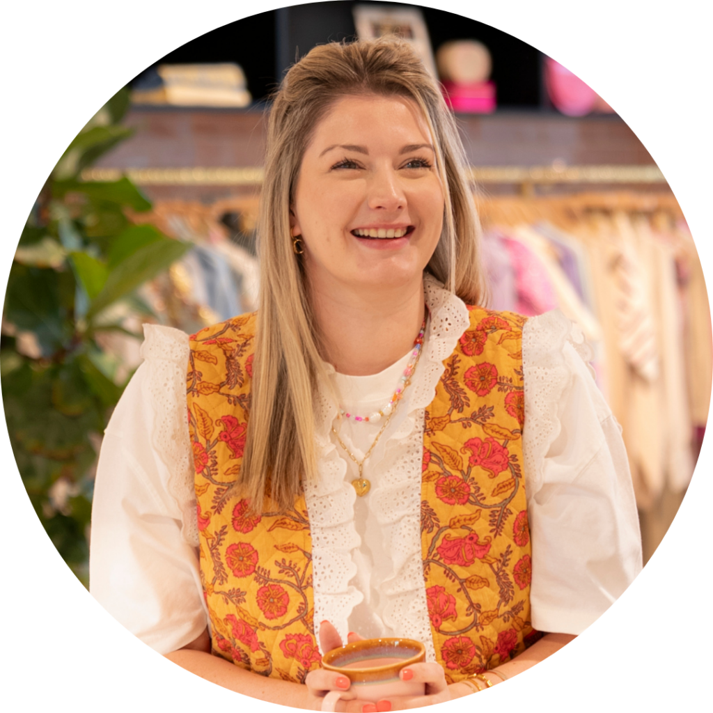 Lianne Wouters, Inkoop Coördinator, lachende portretfoto in de showroom