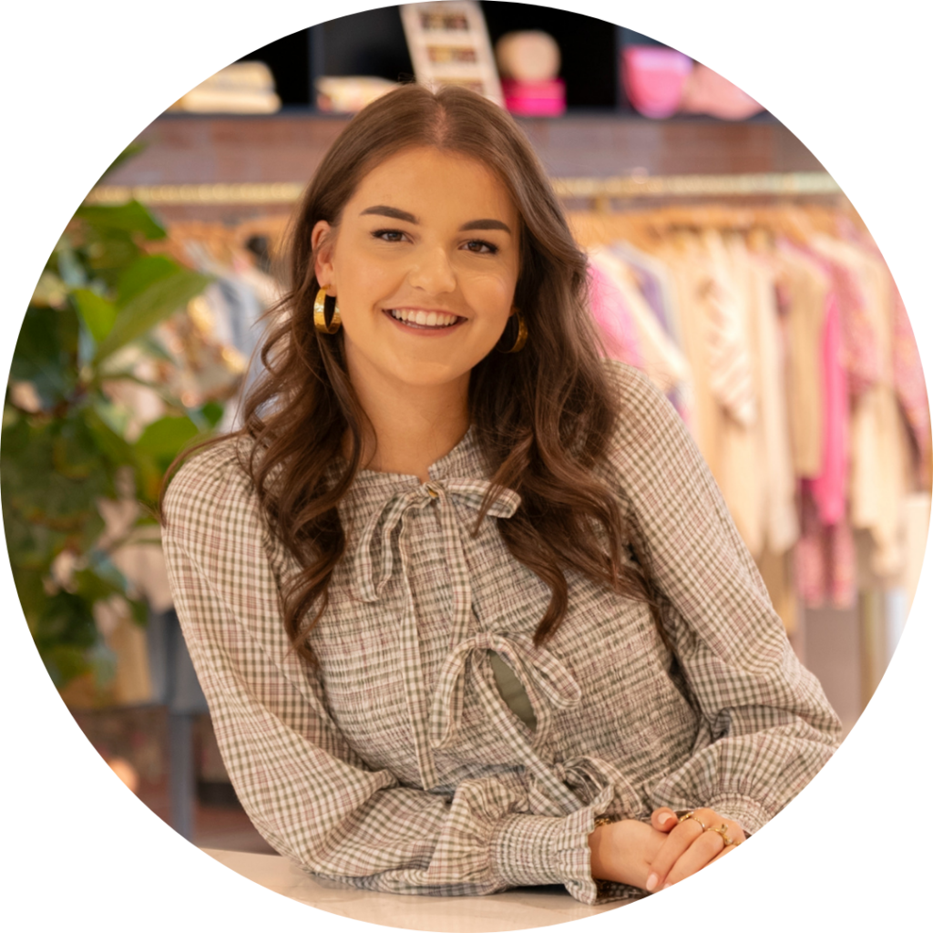 Lieke van Vroenhoven, Assistent Fit Specialist, lachende portretfoto in de showroom