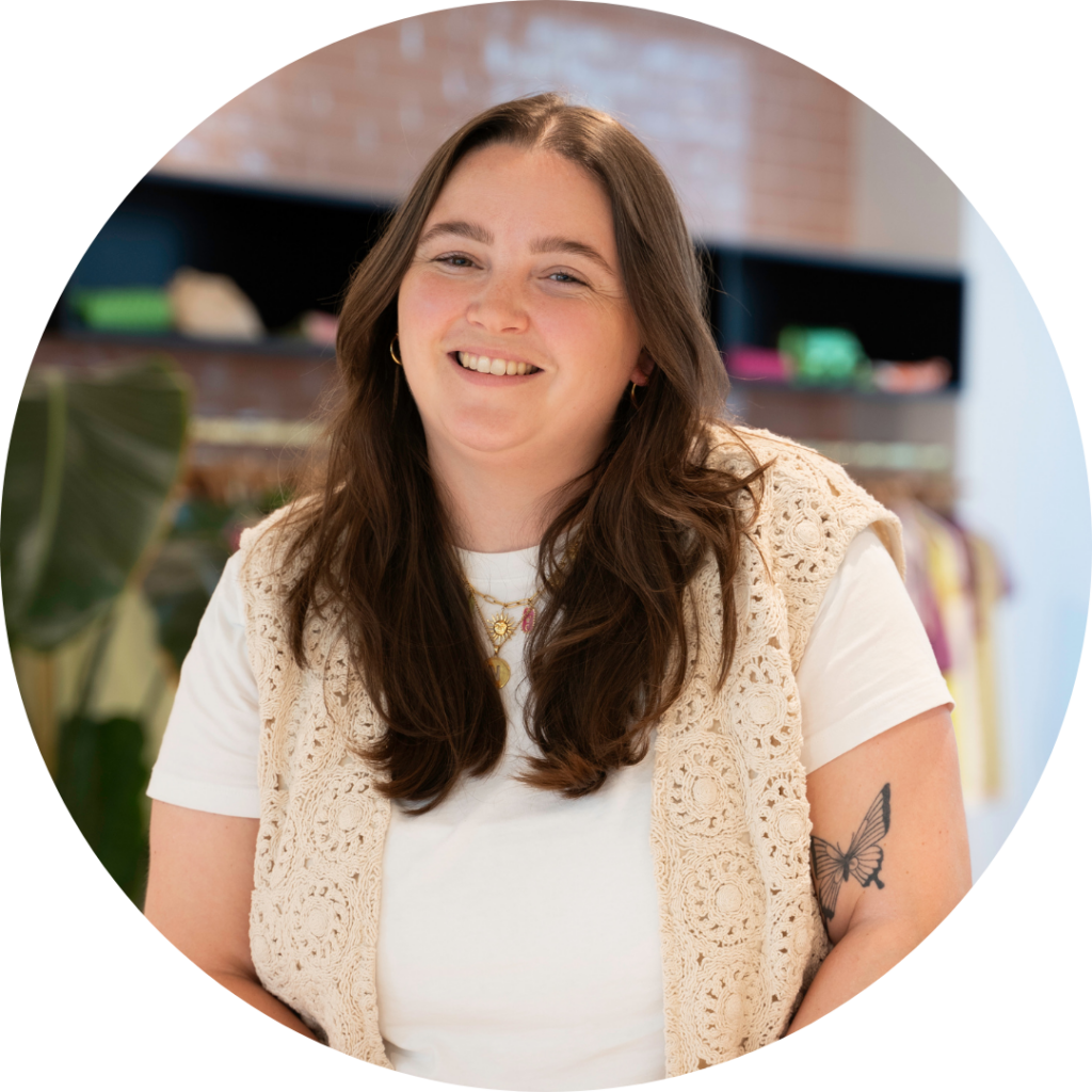 Nathalie van Erp, Productfotograaf, lachende portretfoto in de showroom