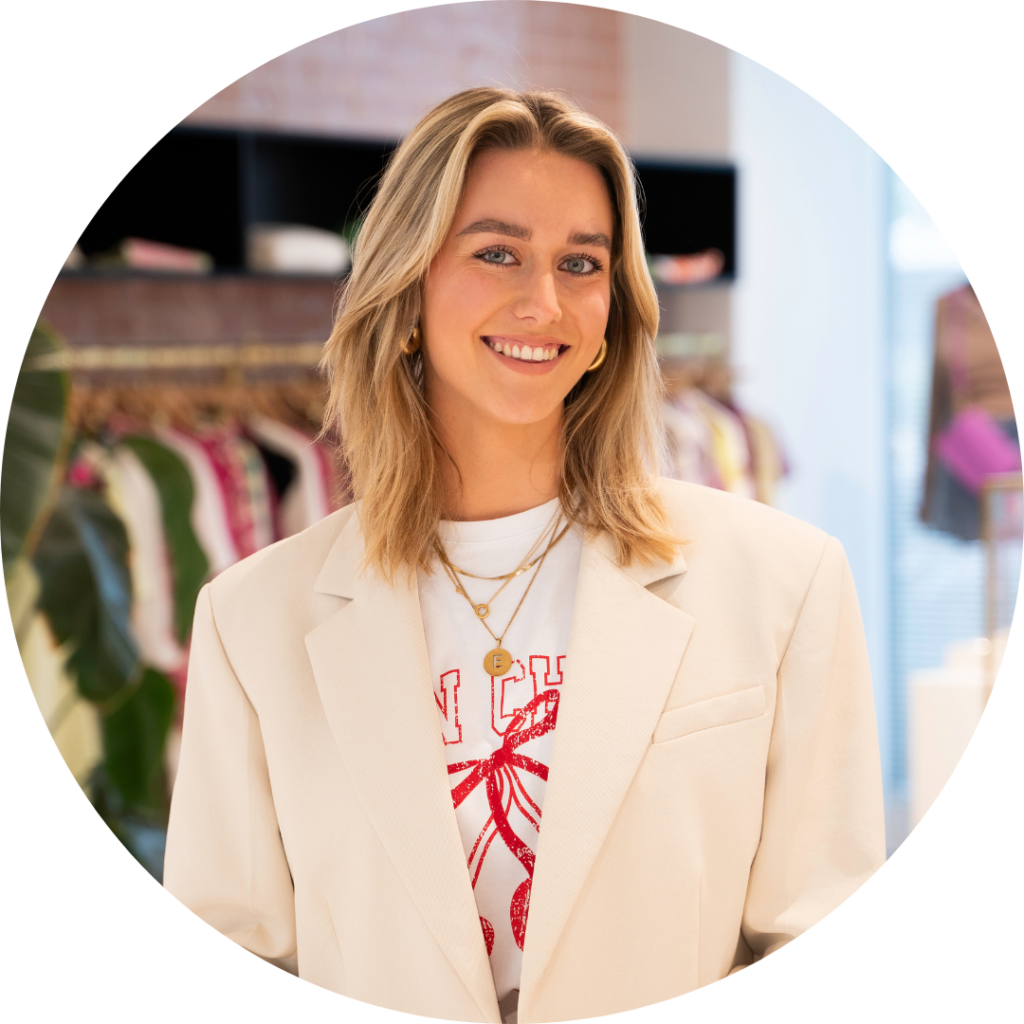Ella Colsters, Product Content Beheerder, lachende portretfoto in de showroom