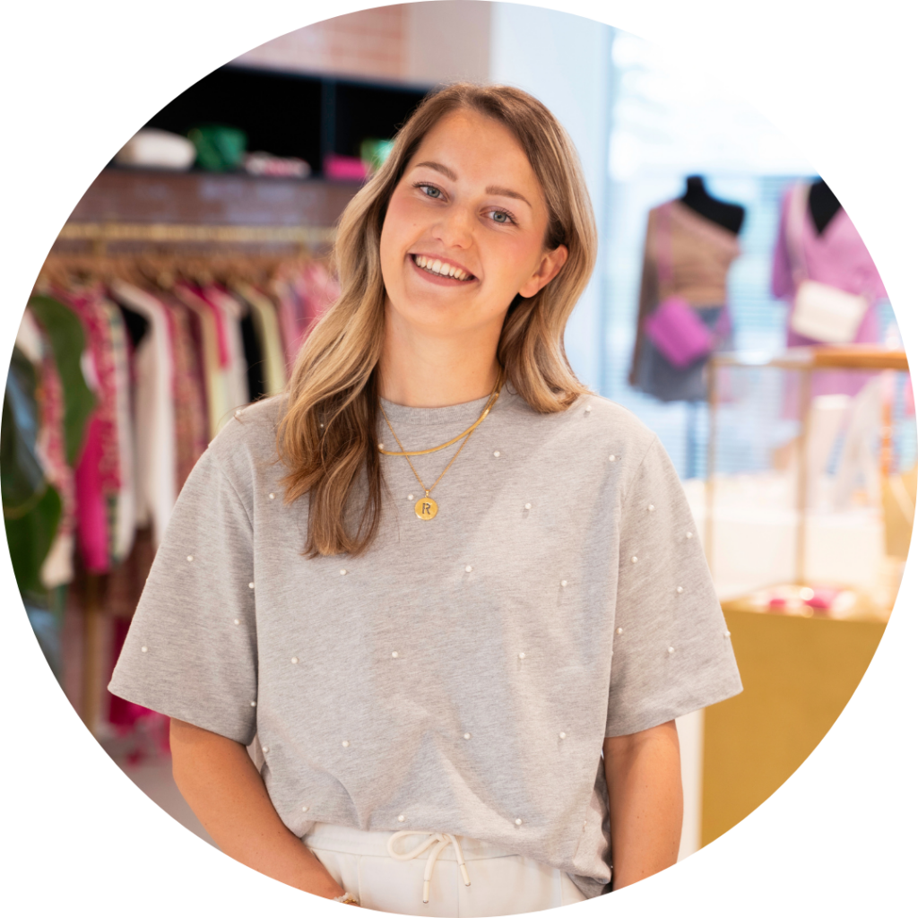 Renske van Vugt, Productfotograaf, lachende portretfoto in de showroom
