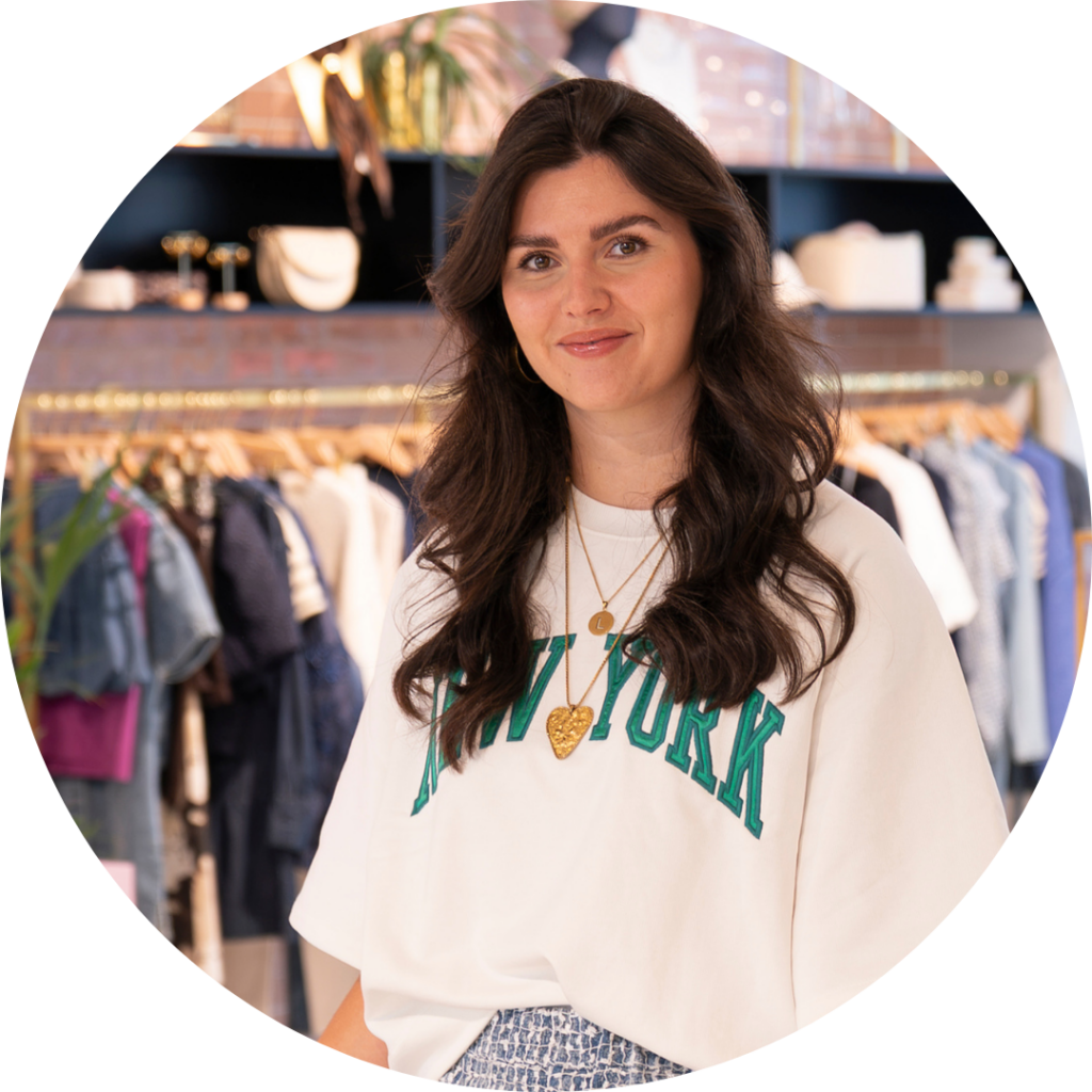 Lotte Jennissen, Project Leader Store Development, lachende portretfoto in de showroom