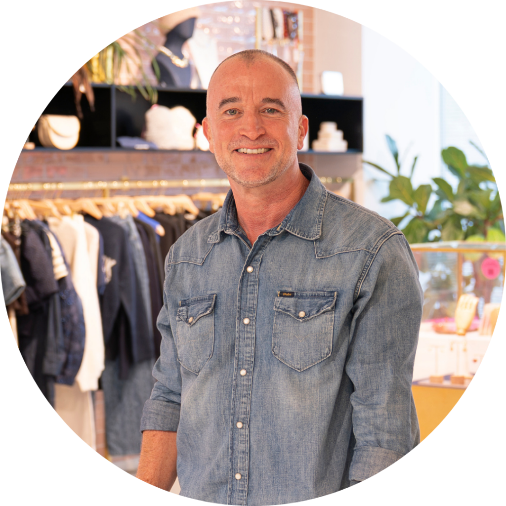 Brendon Lynch, Head of Retail, lachende portretfoto in de showroom