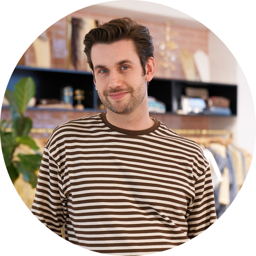Robin Hagen, Area Visual Merchandiser - Noord West Nederland, lachende portretfoto in de showroom
