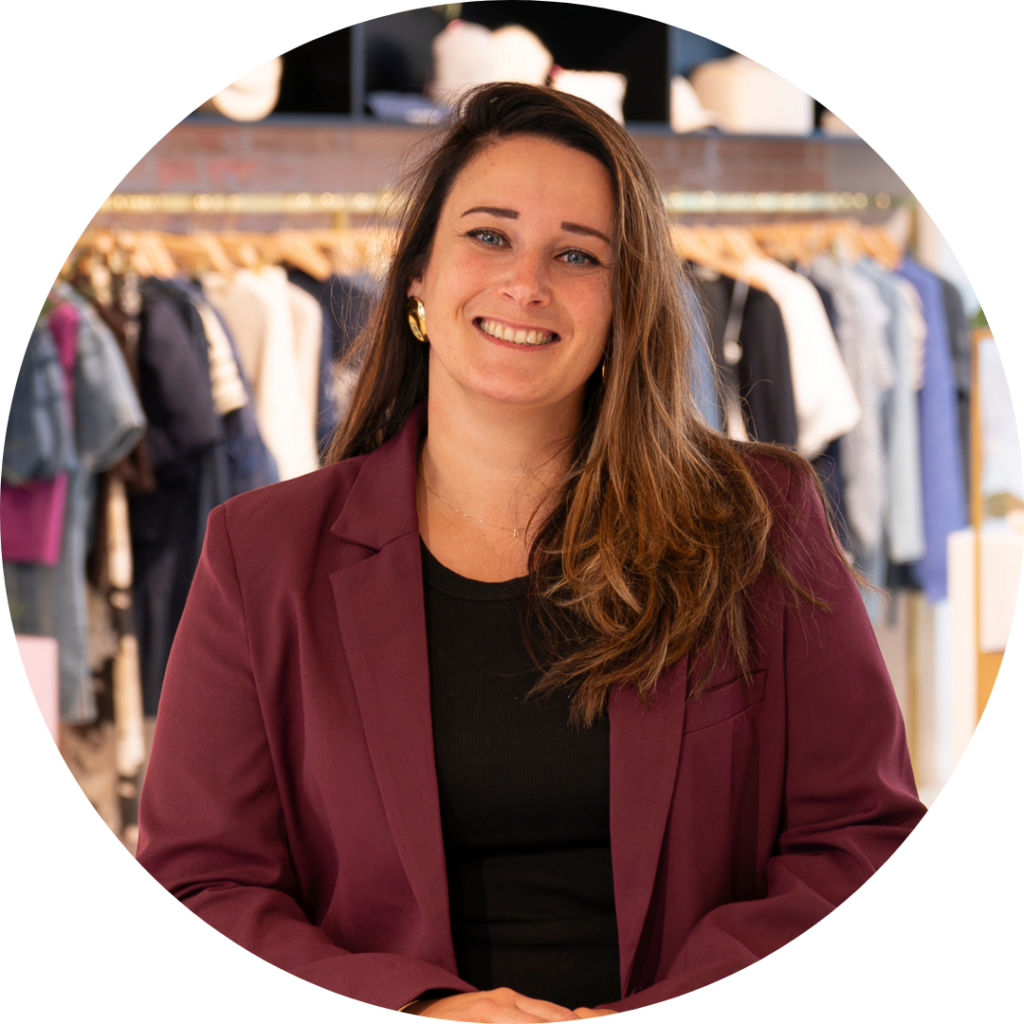 Angelique Oosting, Operationeel Retail Coördinator, lachende portretfoto in de showroom