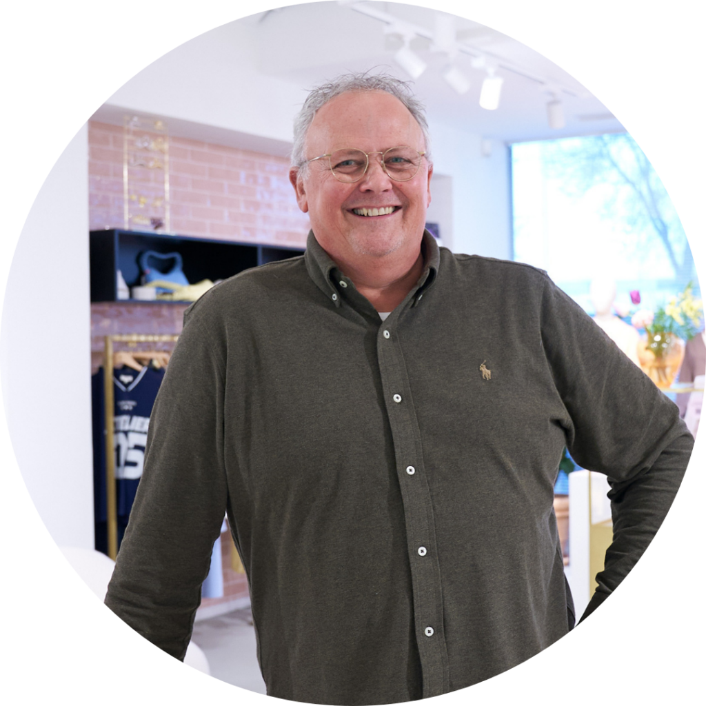 Jos van Laarhoven, Projectleider Expansie, lachende portretfoto in de showroom