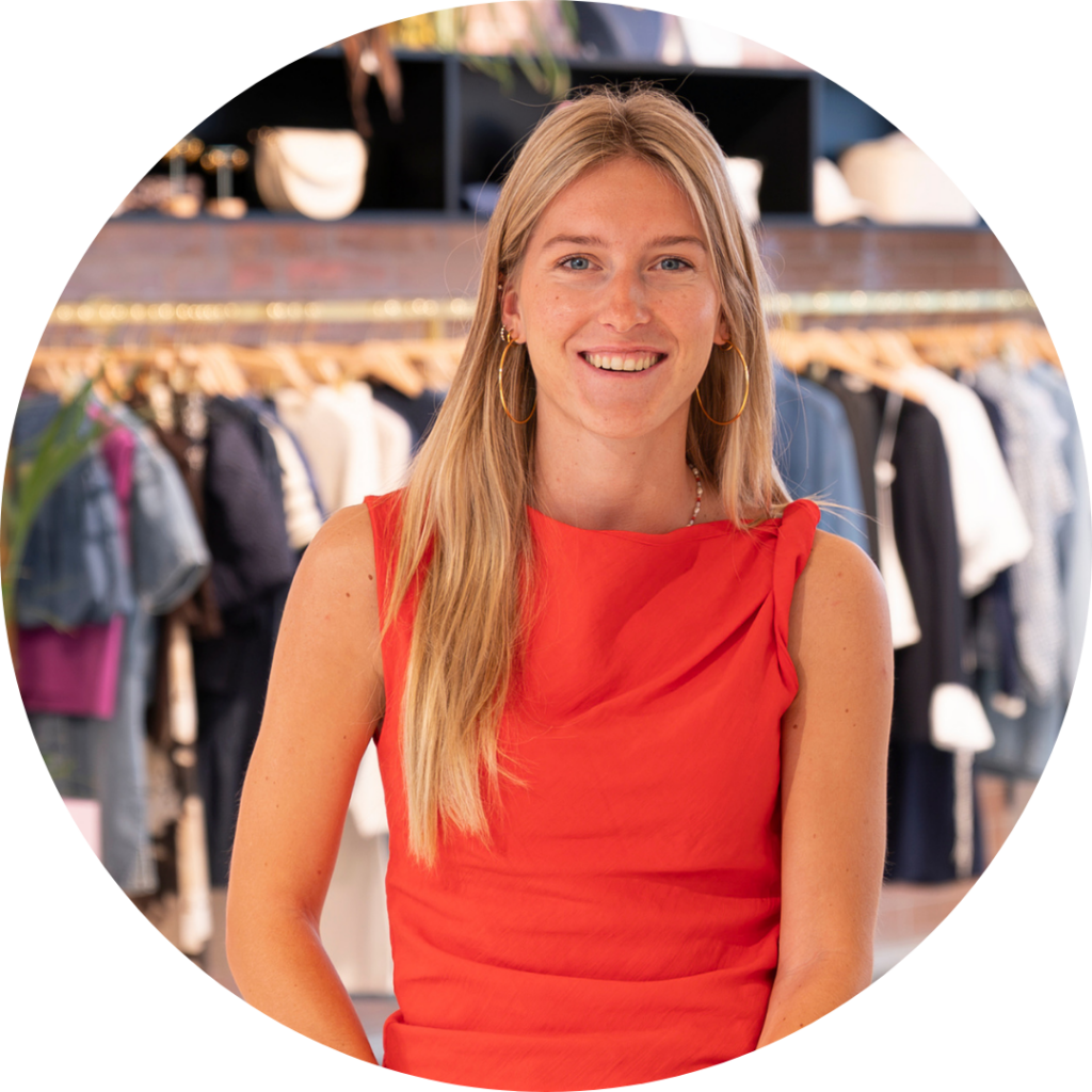 Sophie Nagtzaam, Retail Facility Support, lachende portretfoto in de showroom