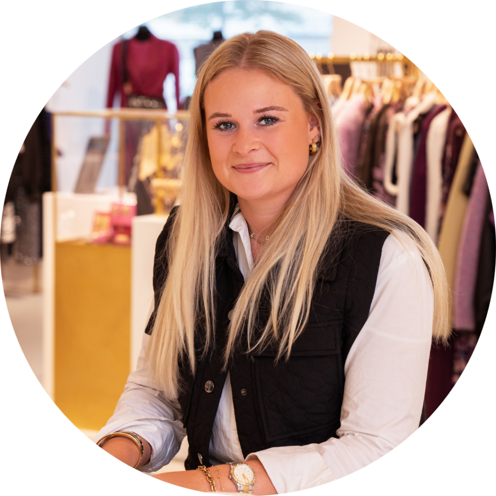 Alicia Laaksonen, Retail Coördinator Duitsland, lachende portretfoto in de showroom