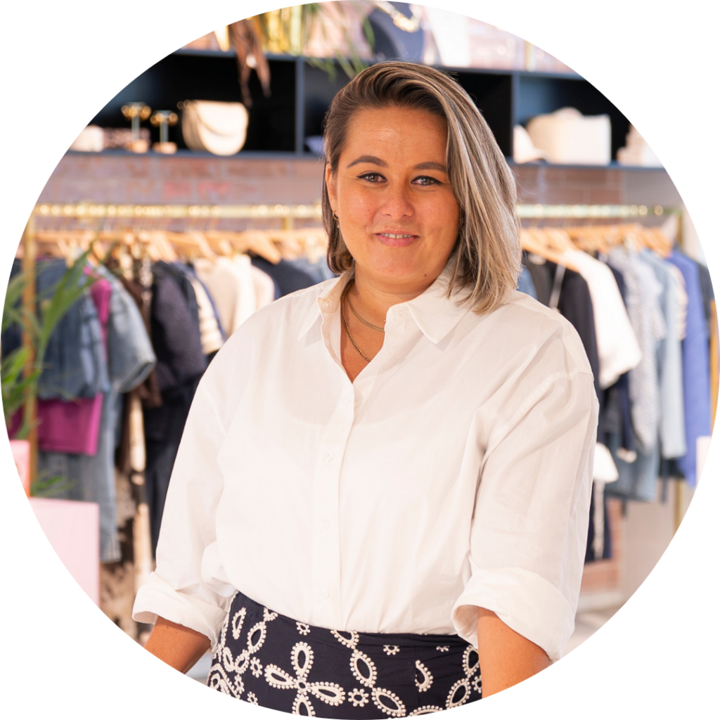 Wendy Kuiper, Area Manager, lachende portretfoto in de showroom