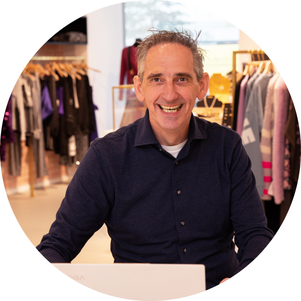 Balthie van den Dries, Merchandise Planner, lachende portretfoto in de showroom