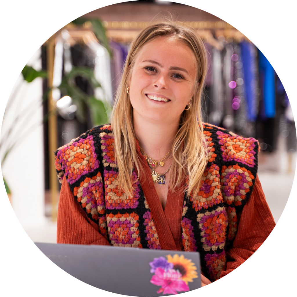Hilde Bens, Merchandise Planner, lachende portretfoto in de showroom
