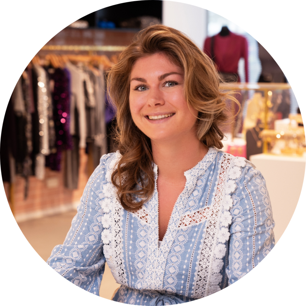 Femke Sengers, Supply Chain Planner Retail, lachende portretfoto in de showroom