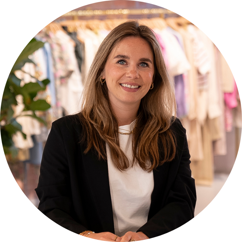 Desi van Blijderveen, Travel Retail & Key Accountmanager, lachende portretfoto in de showroom