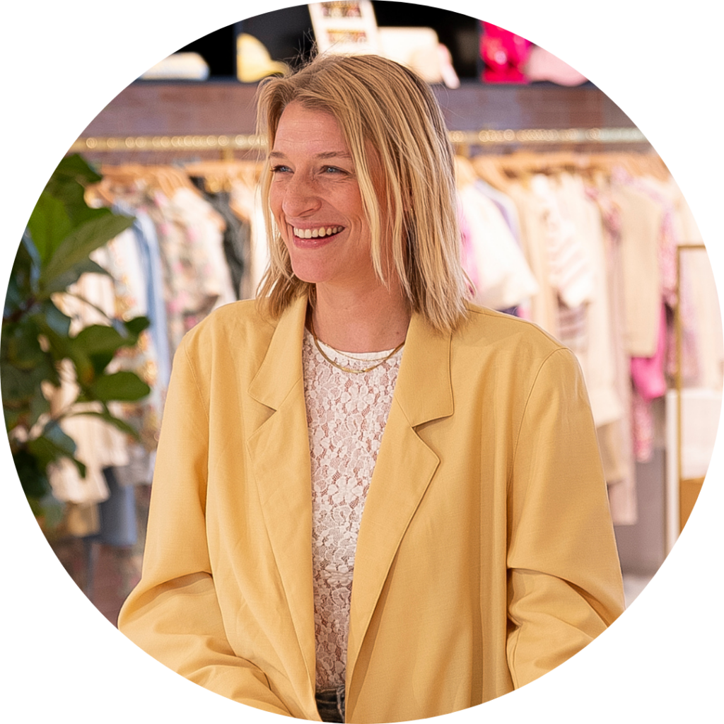 Wouke van den Bogaert, Visual Merchandiser, lachende portretfoto in de showroom