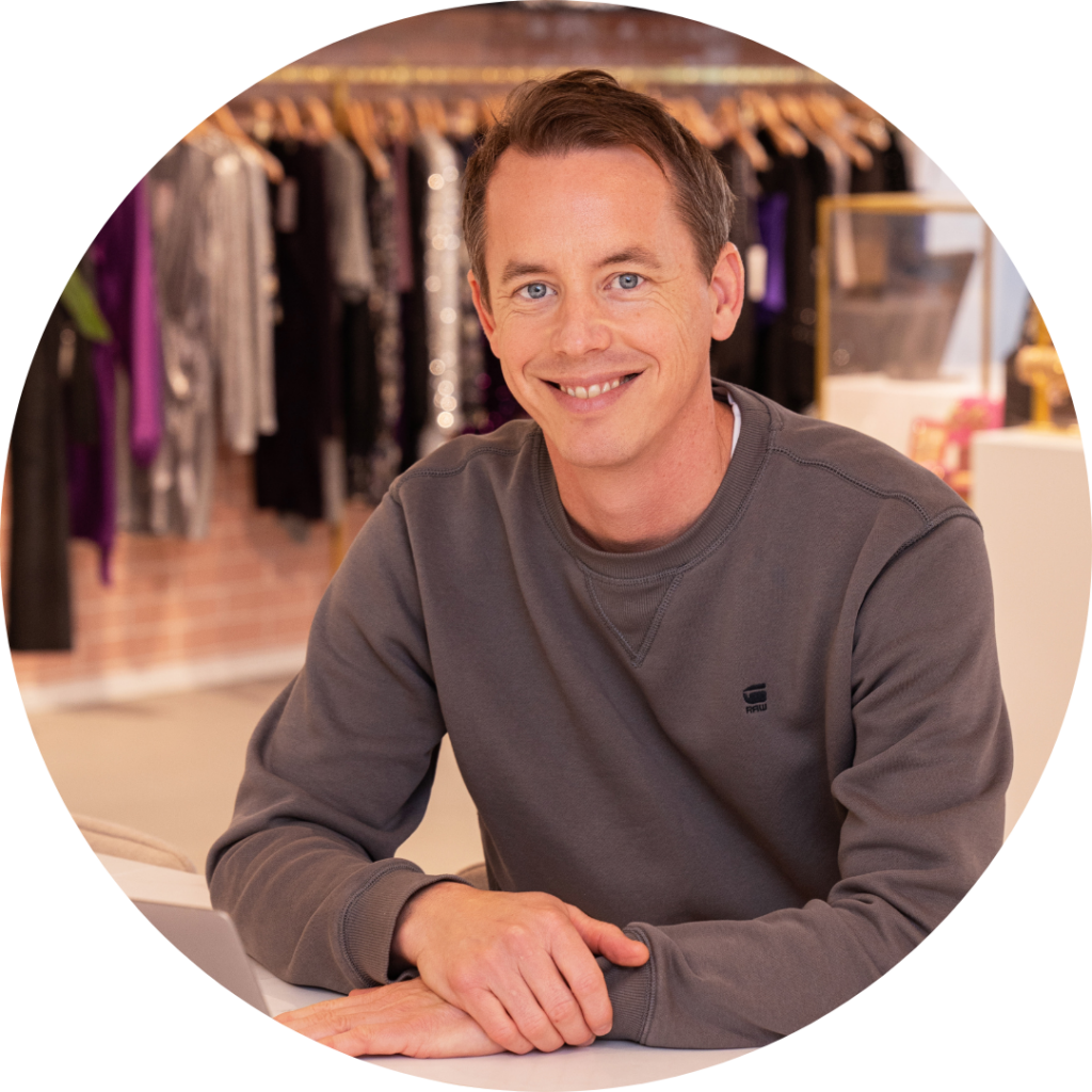 Thom Timmer, Business Development Manager, lachende portretfoto in de showroom