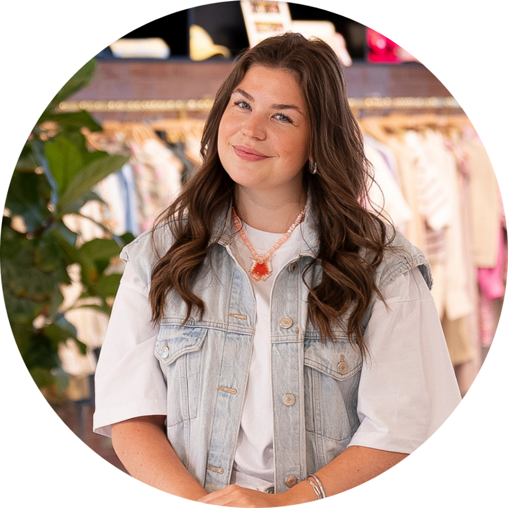 Kato Reynders, Visual Merchandiser, lachende portretfoto in de showroom