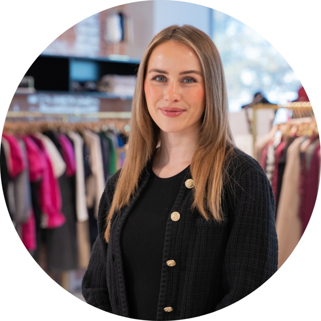 Julia Muhs, Accountmanager, lachende portretfoto in de showroom