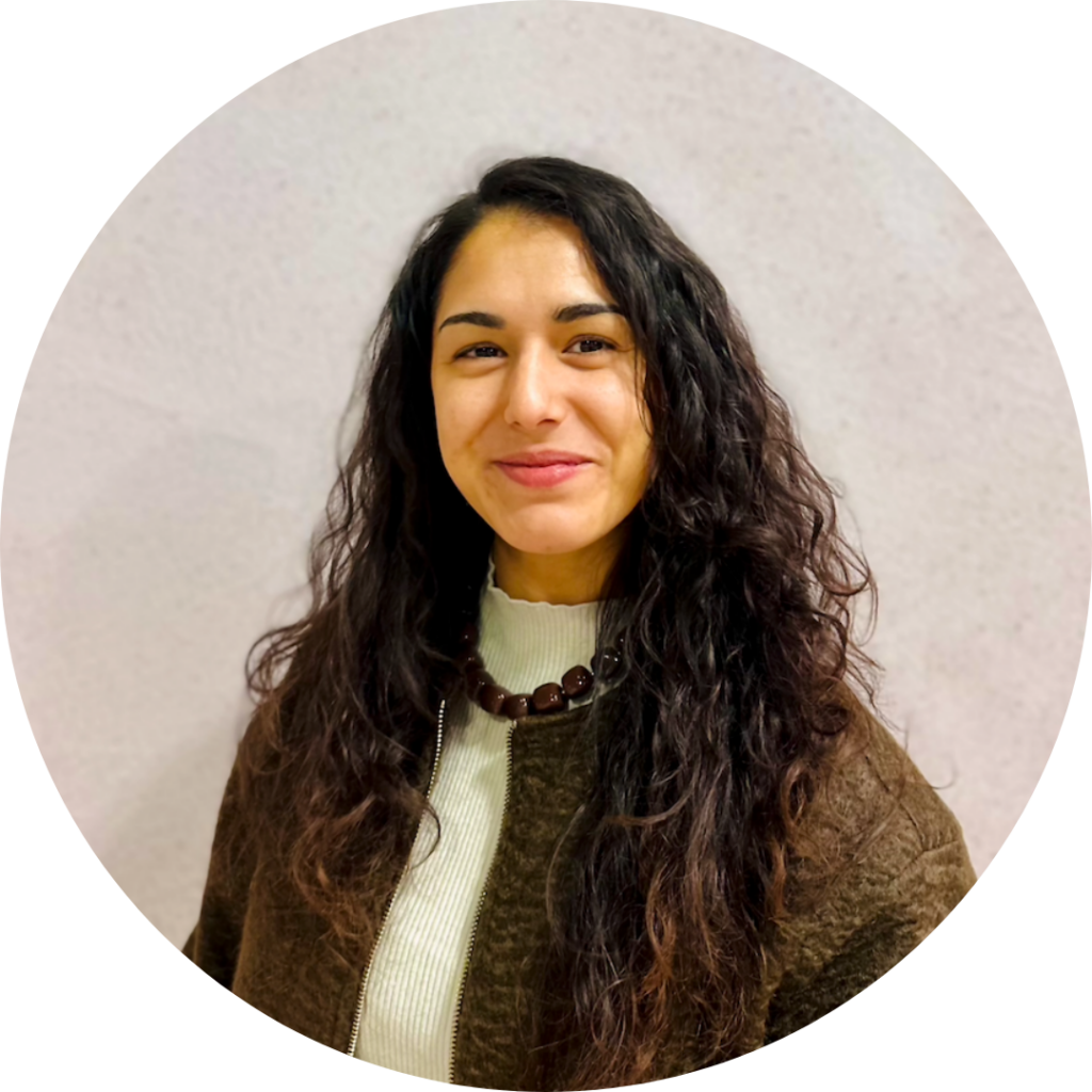 Nese Bülbül, Accountmanager Zuid-Duitsland, lachende portretfoto in de showroom