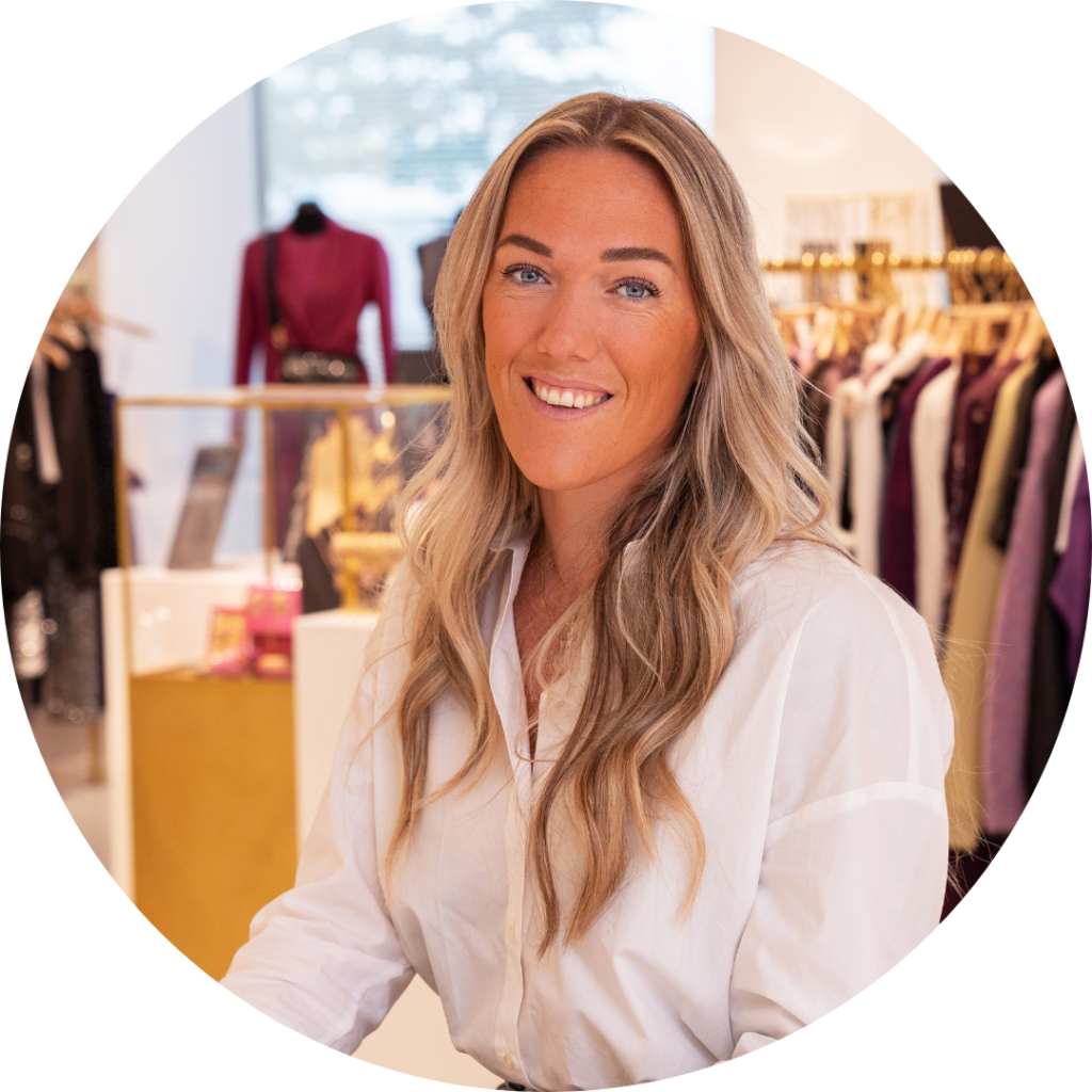 Kelly Doets, Key Account & B2B Product Specialist, lachende portretfoto in de showroom
