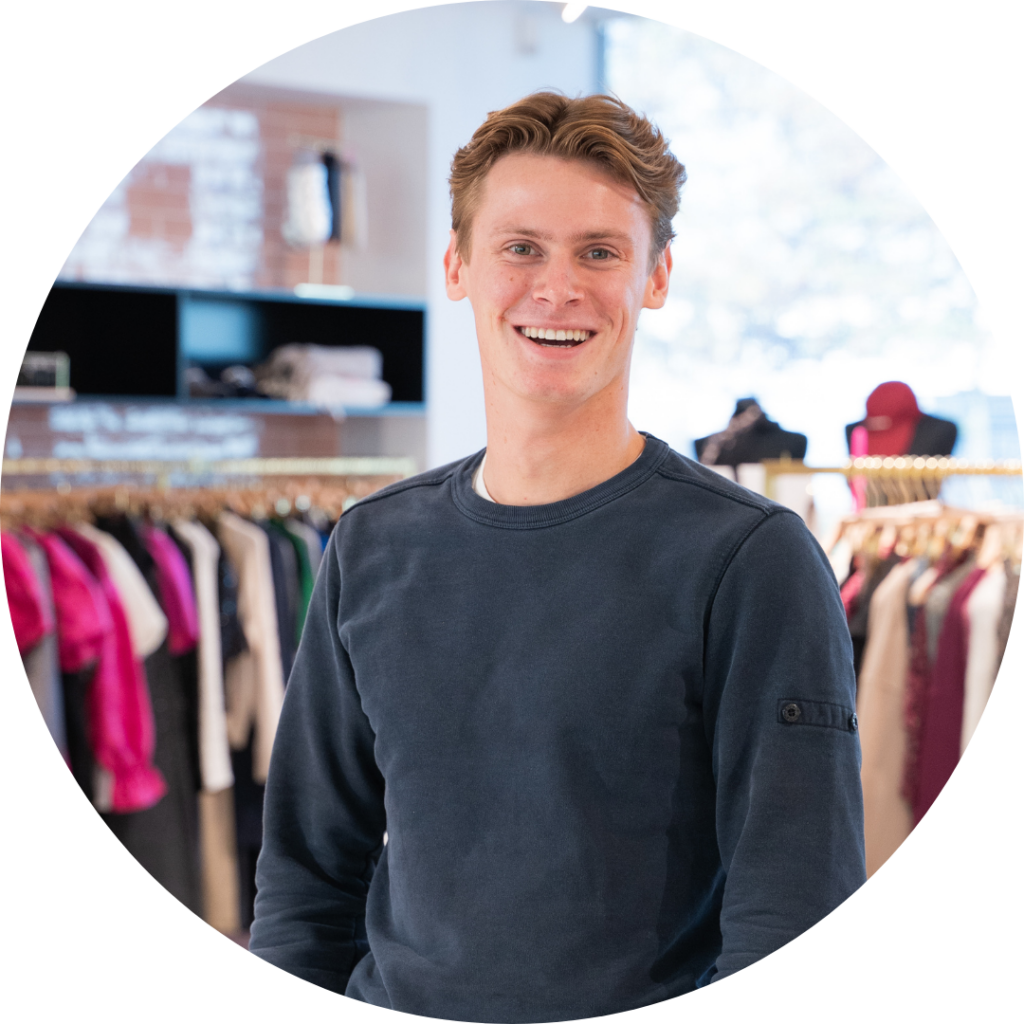 Stan van Drunen, Accountmanager Travel & Gifting, lachende portretfoto in de showroom