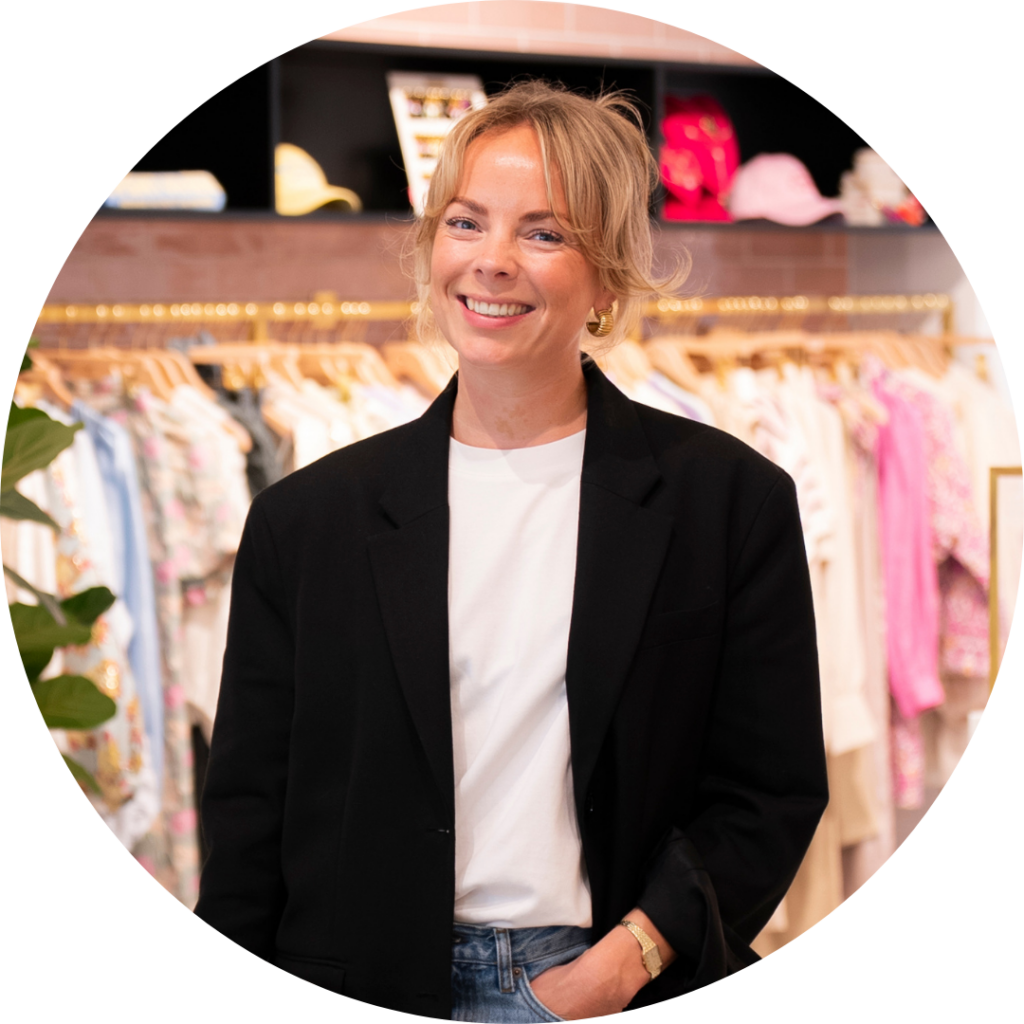 Xandra Roukes, Marketplaces & Digital Partnerships Coördinator, lachende portretfoto in de showroom