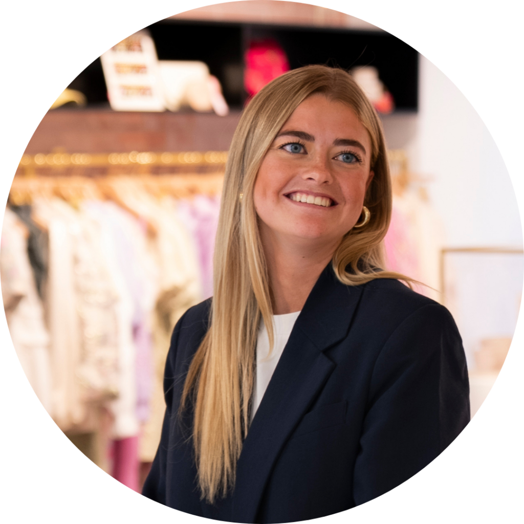 Maud Brouwers, Marketplace Specialist, lachende portretfoto in de showroom