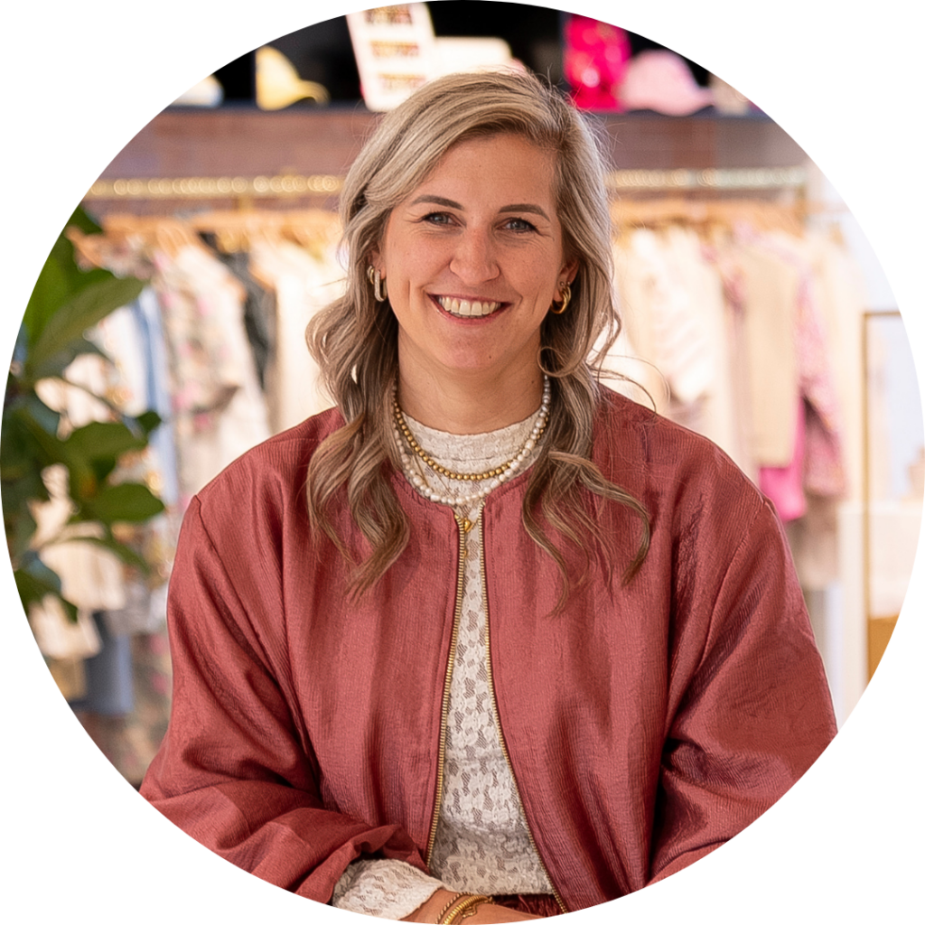 Stephanie Gielen, Sales Coördinator Belux, lachende portretfoto in de showroom