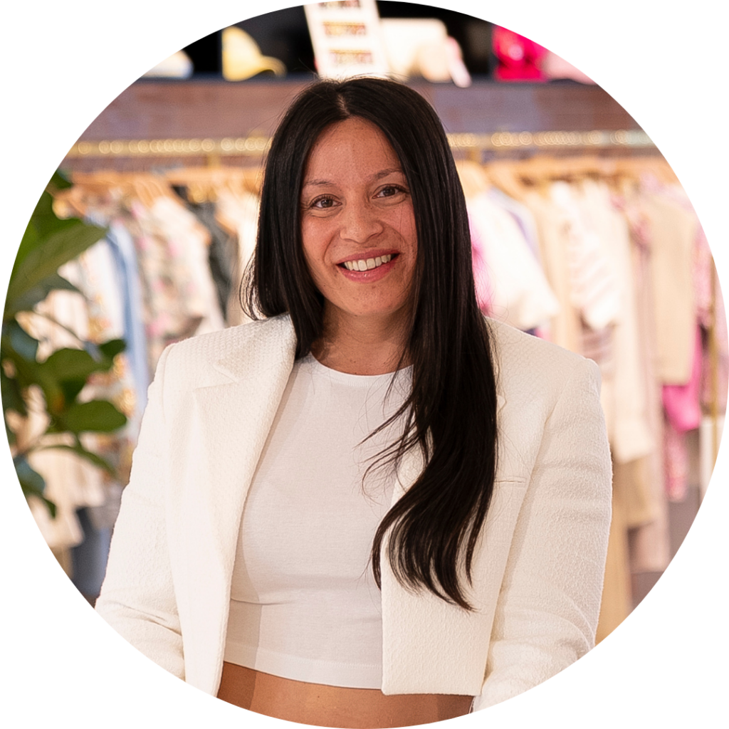 Sue-Yin Kwong, Visual Merchandising Accountmanager Belux, lachende portretfoto in de showroom
