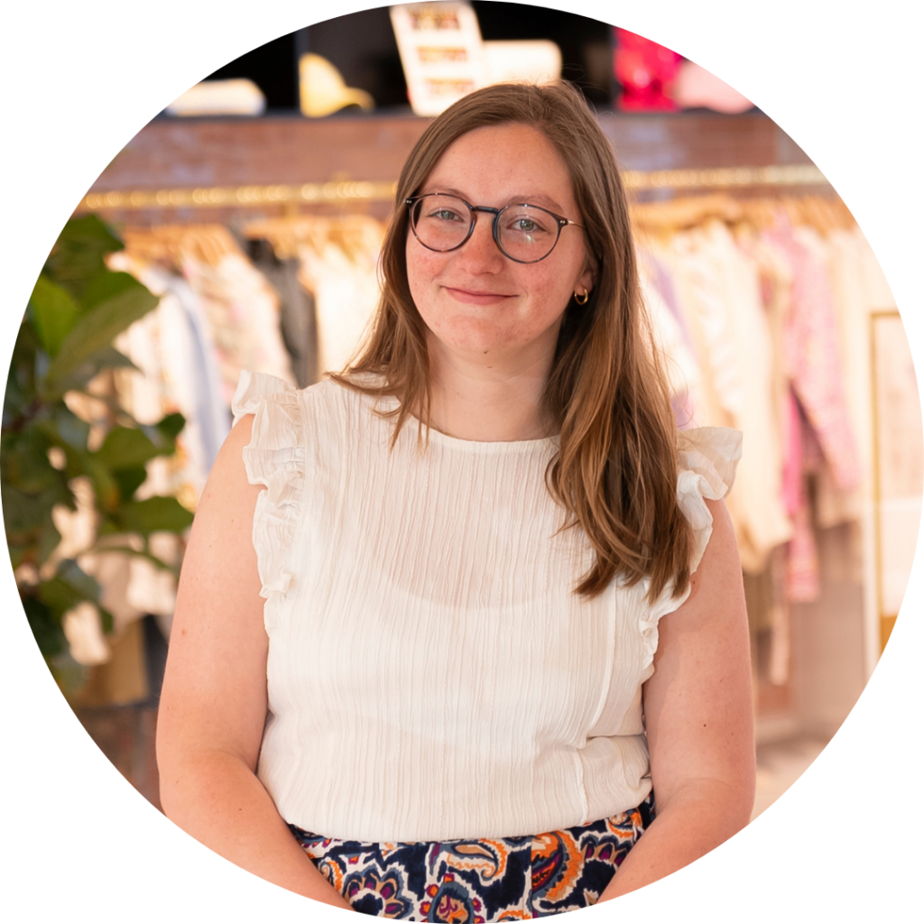 Chantal van Hoek, SEA Specialist, lachende portretfoto in de showroom