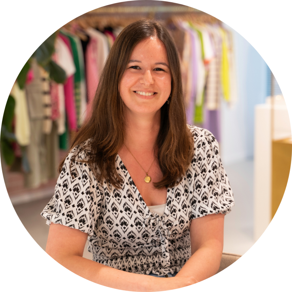 Julia Zentjes, Performance Marketing Coördinator, lachende portretfoto in de showroom