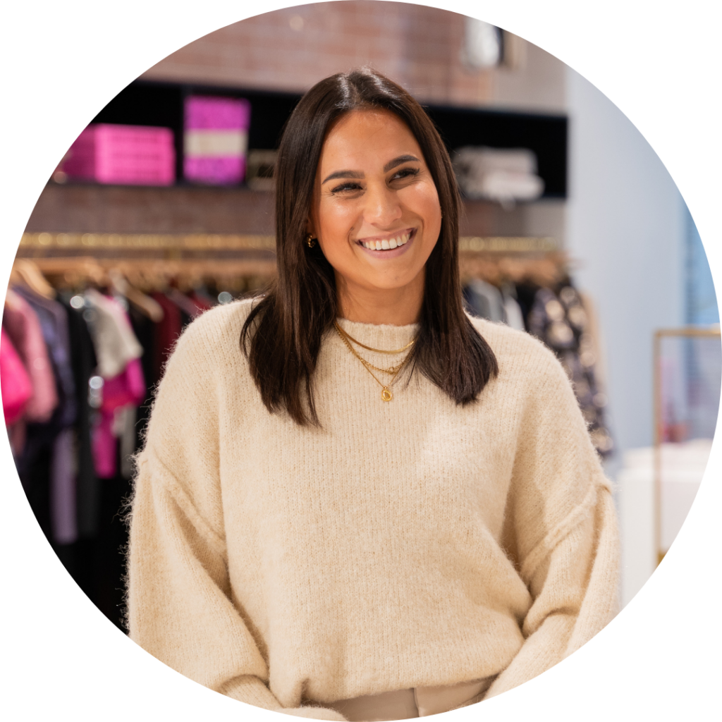 Desi de Groot, Social Media Marketeer, lachende portretfoto in de showroom