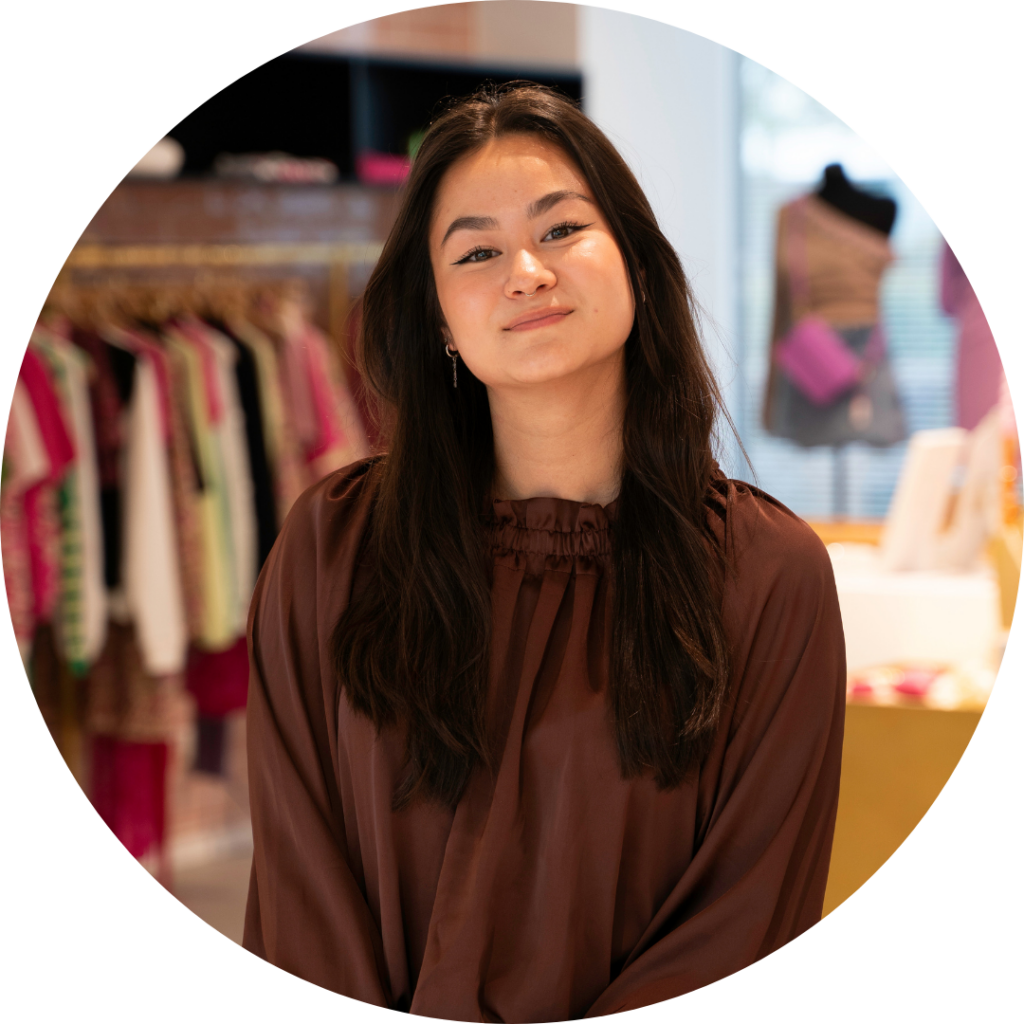 Tsing Li, Social Advertising Specialist, lachende portretfoto in de showroom