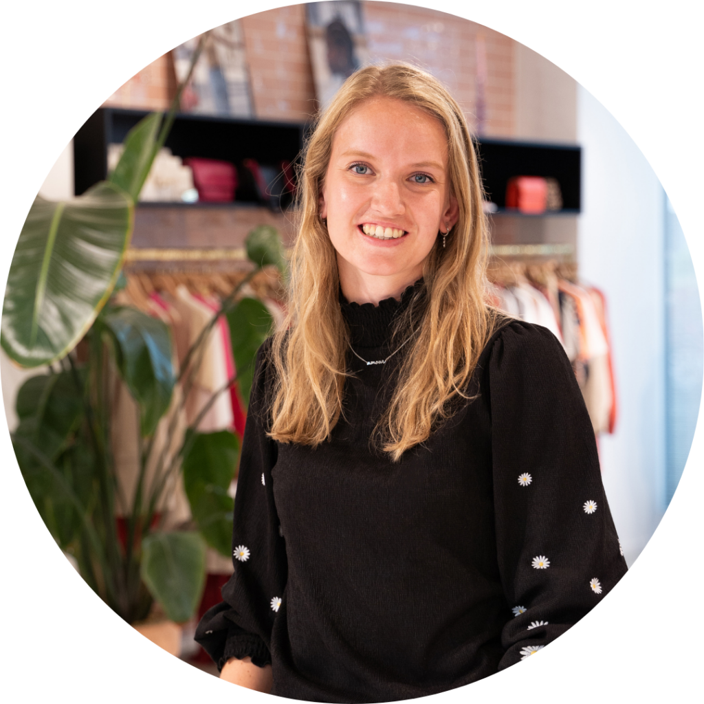 Marlou van Erp, Social Advertising Specialist, lachende portretfoto in de showroom