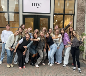 Kolleginnen und Kollegen vor der My Jewellery Boutique in ’s-Hertogenbosch.