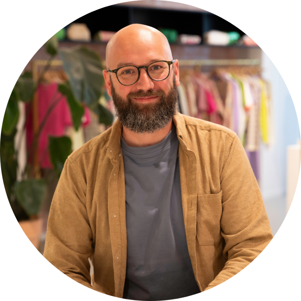 Tim Waijers, Coördinator Tech Integrations, lachende portretfoto in de showroom