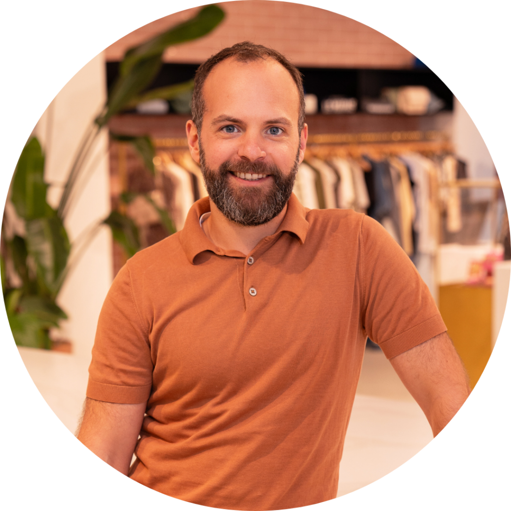 Maarten Izeboud, Coördinator Business Partners, lachende portretfoto in de showroom