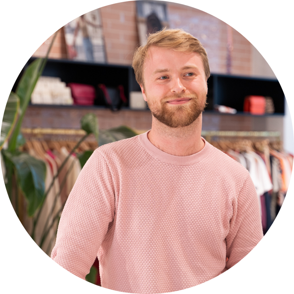 Jasper Bootsma, IT Consultant, lachende portretfoto in de showroom