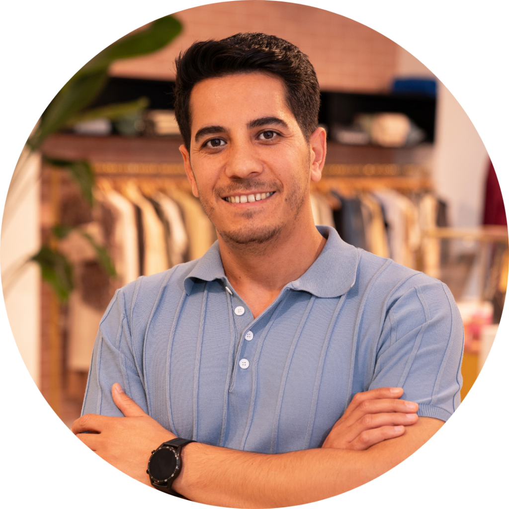 Muhammet Alkan, Test Engineer, lachende portretfoto in de showroom