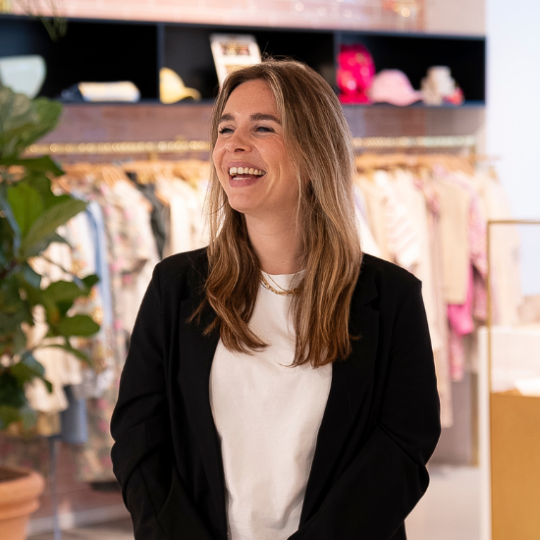 Desi van Blijderveen, Travel Retail & Key Accountmanager, lachende portretfoto in de showroom