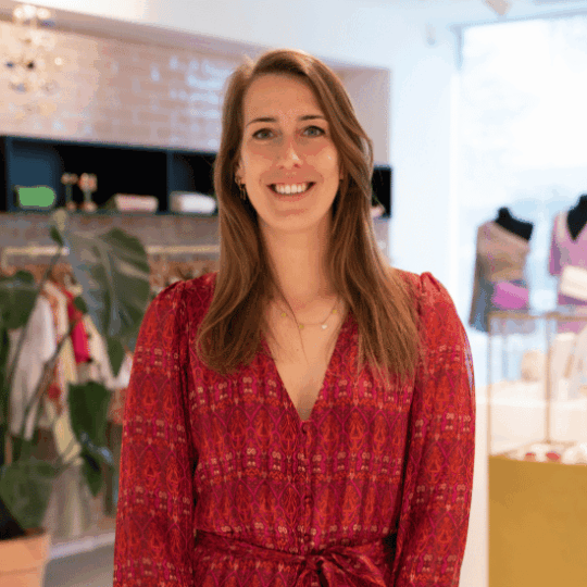 Jasmijn Besselink, Workplace Experience Coördinator, lachende portretfoto in de showroom